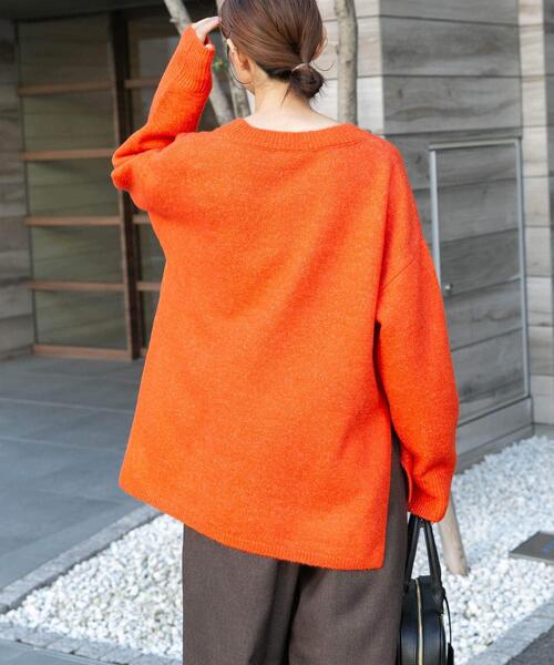 ITEMS URBANRESEARCH（アイテムズ アーバンリサーチ）の「サイドスリットニットプルオーバー（ニット/セーター・レディース・チャコールグレー/オレンジ/グリーン系その他/ブルー・FREE）」の4枚目の写真