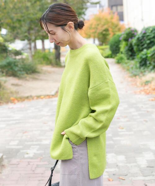 ITEMS URBANRESEARCH（アイテムズ アーバンリサーチ）の「サイドスリットニットプルオーバー（ニット/セーター・レディース・チャコールグレー/オレンジ/グリーン系その他/ブルー・FREE）」の5枚目の写真