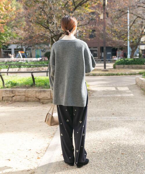 ITEMS URBANRESEARCH（アイテムズ アーバンリサーチ）の「サイドスリットニットプルオーバー（ニット/セーター・レディース・チャコールグレー/オレンジ/グリーン系その他/ブルー・FREE）」の17枚目の写真