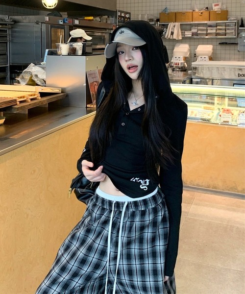 inst.ALL(インストール)の「バックロゴフードロンT(パーカー・レディース・ホワイト/ブラック・M)」の6枚目の写真