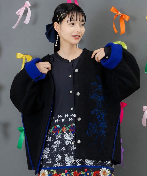 iS ScoLar（イズスカラー）の「花柄ボタン ドット編みニット