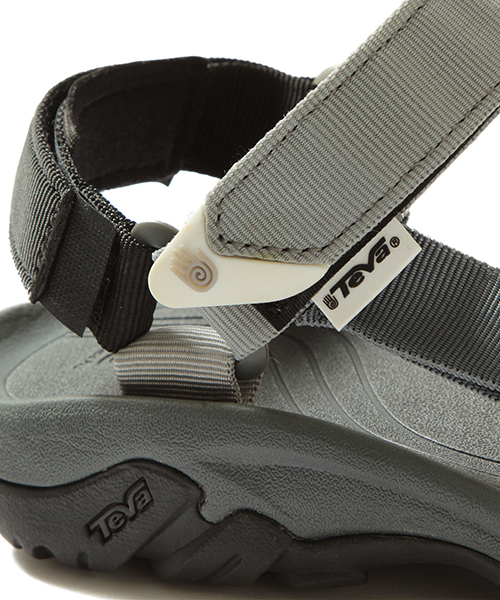 Ray BEAMS（レイビームス）の「Teva×BEAMS / 40th別注 ハリケーン XLT（サンダル・レディース・ブラック/ブルー・7/5/6/8）」の5枚目の写真