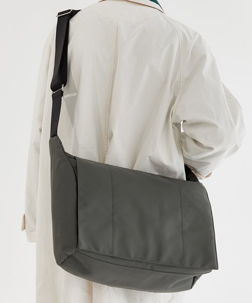 HYPHEN(ハイフン)の「VERTICAL FLAP MESSENGER BAG (B005_KAHKI)(メッセンジャーバッグ・メンズ・カーキ・FREE)」の1枚目の写真