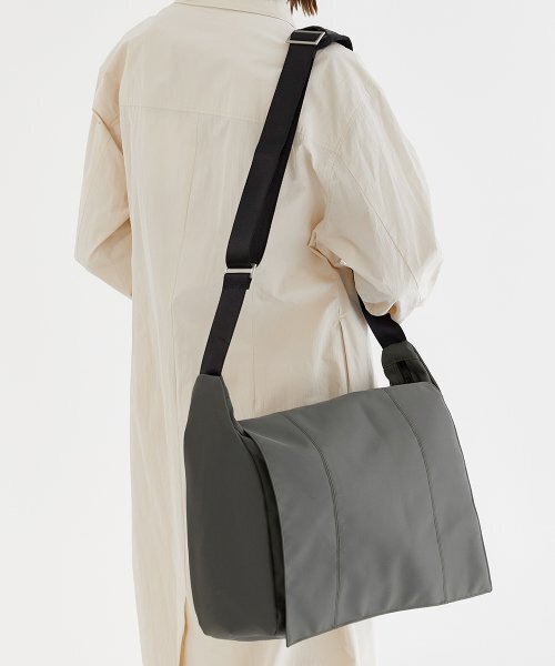 HYPHEN(ハイフン)の「VERTICAL FLAP MESSENGER BAG (B005_KAHKI)(メッセンジャーバッグ・メンズ・カーキ・FREE)」の2枚目の写真