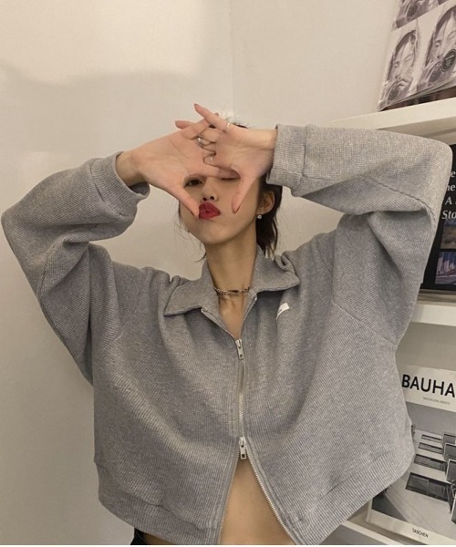 Lips(リップス)の「ダブルジップで旬スタイル完成!ショート丈でスタイルアップ叶う襟付きトップス(Tシャツ/カットソー・レディース・ホワイト/ブラック/グレー・FREE)」の4枚目の写真