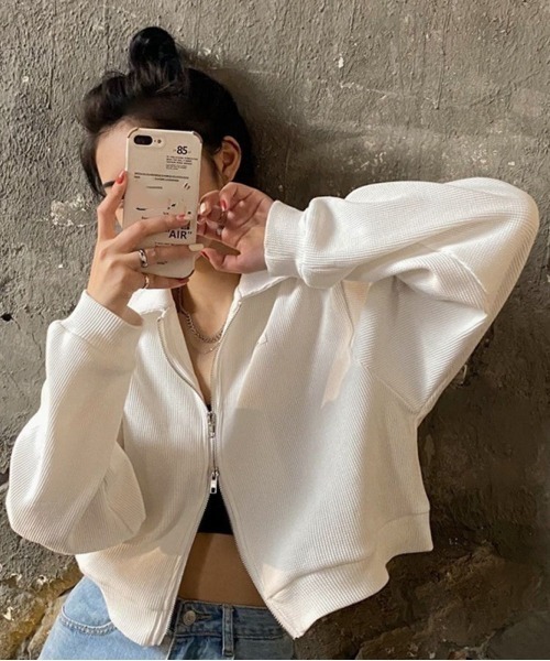Lips(リップス)の「ダブルジップで旬スタイル完成!ショート丈でスタイルアップ叶う襟付きトップス(Tシャツ/カットソー・レディース・ホワイト/ブラック/グレー・FREE)」の21枚目の写真