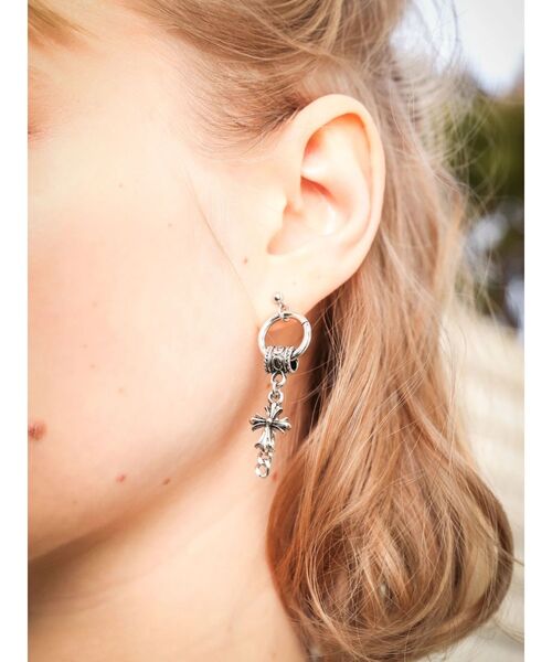 EVRIS(エヴリス)の「CHAIN CROSS MOTIF ピアス(ピアス(両耳用)・レディース・シルバー/ゴールド・FREE)」の1枚目の写真