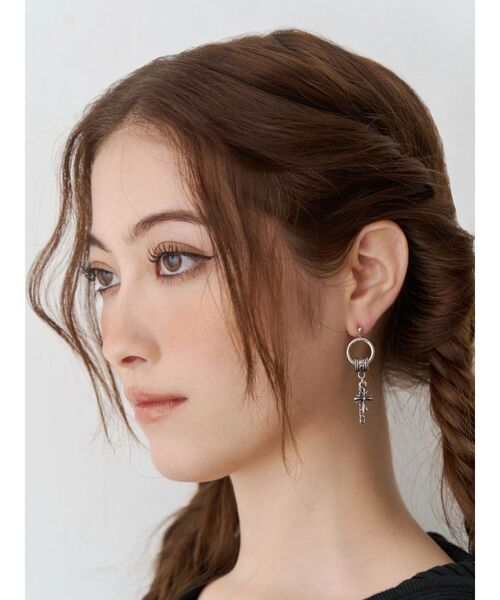 EVRIS(エヴリス)の「CHAIN CROSS MOTIF ピアス(ピアス(両耳用)・レディース・シルバー/ゴールド・FREE)」の15枚目の写真