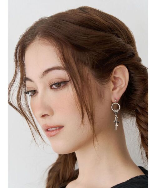 EVRIS(エヴリス)の「CHAIN CROSS MOTIF ピアス(ピアス(両耳用)・レディース・シルバー/ゴールド・FREE)」の16枚目の写真