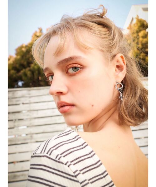 EVRIS(エヴリス)の「CHAIN CROSS MOTIF ピアス(ピアス(両耳用)・レディース・シルバー/ゴールド・FREE)」の8枚目の写真