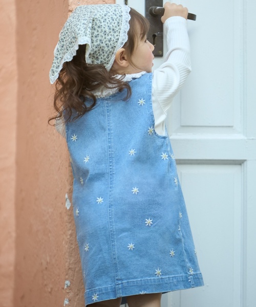 petit main(プティマイン)の「花刺しゅうジャンスカ(ジャンパースカート・キッズ・キナリ/サックスブルー・S(80-90cm)/L(120-130cm)/M(100-110cm))」の4枚目の写真