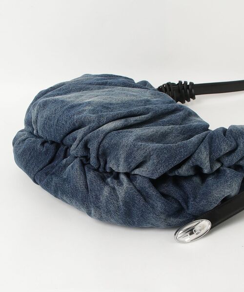DIESEL(ディーゼル)の「ウィメンズ ホーボーバッグ L GRAB-D HOBO L(ショルダーバッグ・レディース・インディゴブルー・UNI)」の2枚目の写真