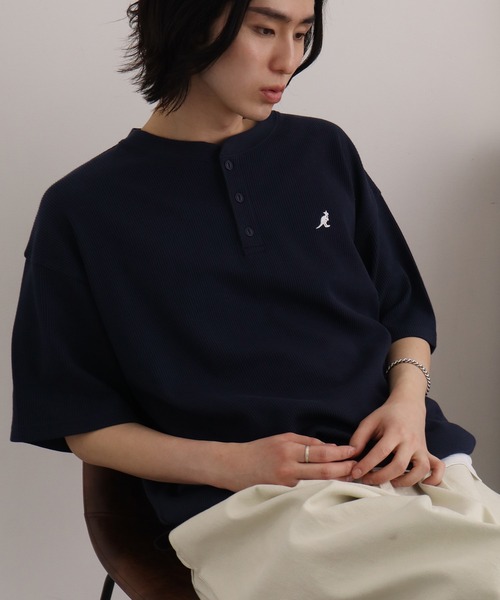KANGOL(カンゴール)の「【KANGOL/カンゴール】別注 ワッフル ロゴ刺繍 ヘンリーネック Tシャツ(Tシャツ/カットソー・メンズ・カーキ/ブラック/オフホワイト/チャコールグレー/アッシュグレー/ネイビー・M/XL/L)」の6枚目の写真