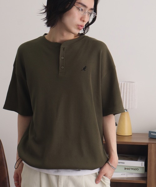 KANGOL(カンゴール)の「【KANGOL/カンゴール】別注 ワッフル ロゴ刺繍 ヘンリーネック Tシャツ(Tシャツ/カットソー・メンズ・カーキ/ブラック/オフホワイト/チャコールグレー/アッシュグレー/ネイビー・M/XL/L)」の5枚目の写真