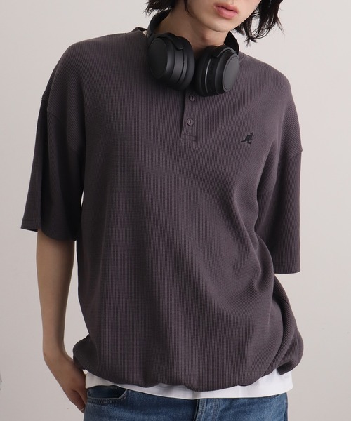 KANGOL(カンゴール)の「【KANGOL/カンゴール】別注 ワッフル ロゴ刺繍 ヘンリーネック Tシャツ(Tシャツ/カットソー・メンズ・カーキ/ブラック/オフホワイト/チャコールグレー/アッシュグレー/ネイビー・M/XL/L)」の3枚目の写真