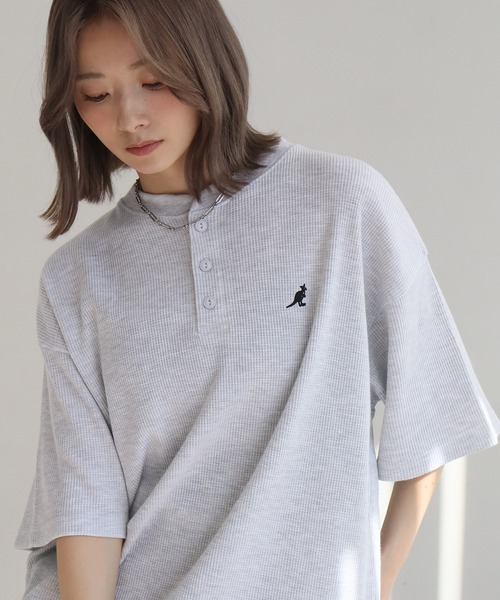 KANGOL(カンゴール)の「【KANGOL/カンゴール】別注 ワッフル ロゴ刺繍 ヘンリーネック Tシャツ(Tシャツ/カットソー・メンズ・カーキ/ブラック/オフホワイト/チャコールグレー/アッシュグレー/ネイビー・M/XL/L)」の4枚目の写真