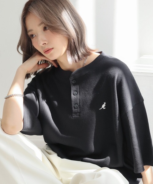 KANGOL(カンゴール)の「【KANGOL/カンゴール】別注 ワッフル ロゴ刺繍 ヘンリーネック Tシャツ(Tシャツ/カットソー・メンズ・カーキ/ブラック/オフホワイト/チャコールグレー/アッシュグレー/ネイビー・M/XL/L)」の2枚目の写真
