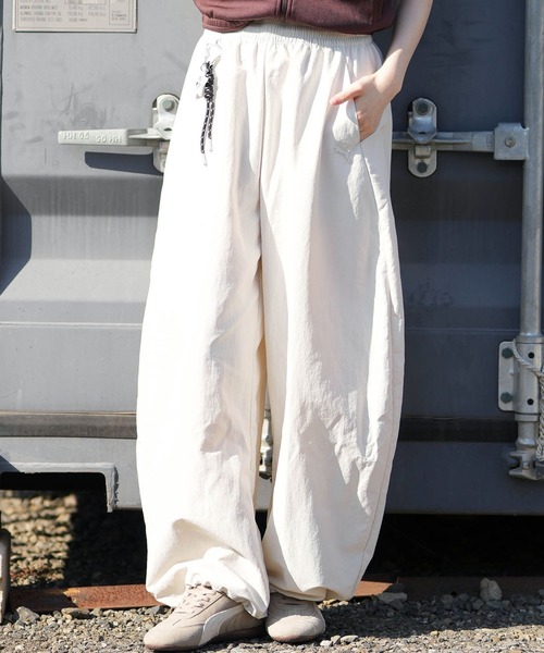 PUMA(プーマ)の「PUMA/プーマ PPG WOVEN PANTS WIDE LEG W ロンパン 637475(その他パンツ・レディース・ブラック/グレー・L/M)」の2枚目の写真