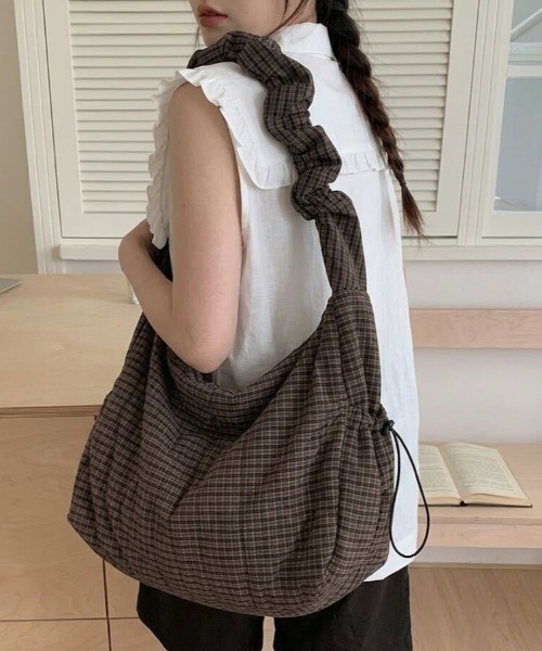 SHEPP(シープ)の「【大容量・A4サイズ対応可】ぽこぽこワッフルビッグギャザーショルダートート(ショルダーバッグ・レディース・グレー/ブラック/ブラウン・F)」の3枚目の写真