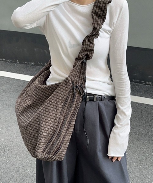 SHEPP(シープ)の「【大容量・A4サイズ対応可】ぽこぽこワッフルビッグギャザーショルダートート(ショルダーバッグ・レディース・グレー/ブラック/ブラウン・F)」の21枚目の写真