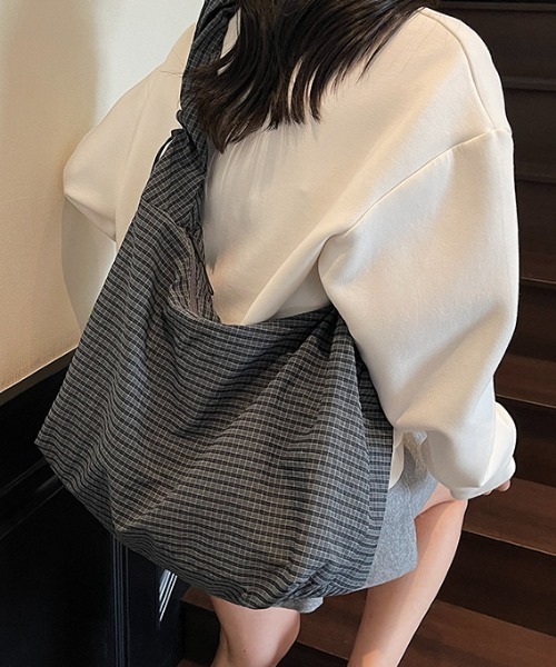 SHEPP(シープ)の「【大容量・A4サイズ対応可】ぽこぽこワッフルビッグギャザーショルダートート(ショルダーバッグ・レディース・グレー/ブラック/ブラウン・F)」の10枚目の写真