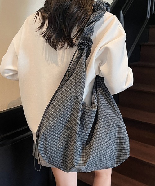 SHEPP(シープ)の「【大容量・A4サイズ対応可】ぽこぽこワッフルビッグギャザーショルダートート(ショルダーバッグ・レディース・グレー/ブラック/ブラウン・F)」の5枚目の写真