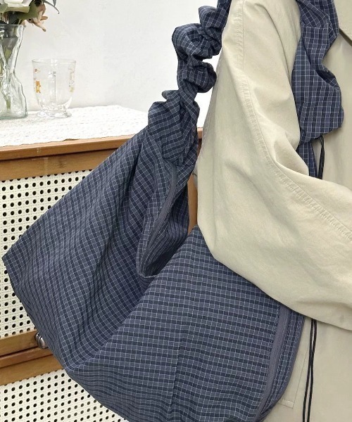 SHEPP(シープ)の「【大容量・A4サイズ対応可】ぽこぽこワッフルビッグギャザーショルダートート(ショルダーバッグ・レディース・グレー/ブラック/ブラウン・F)」の7枚目の写真