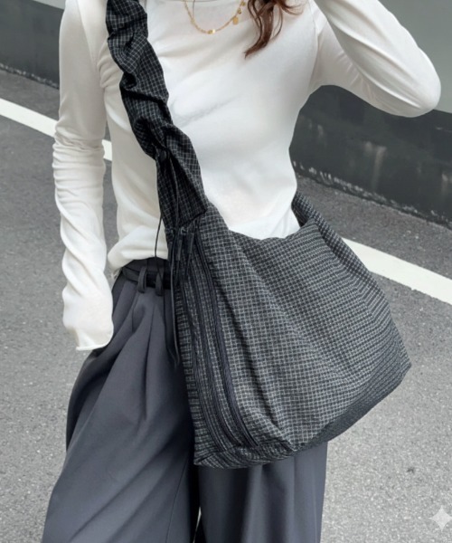 SHEPP(シープ)の「【大容量・A4サイズ対応可】ぽこぽこワッフルビッグギャザーショルダートート(ショルダーバッグ・レディース・グレー/ブラック/ブラウン・F)」の4枚目の写真
