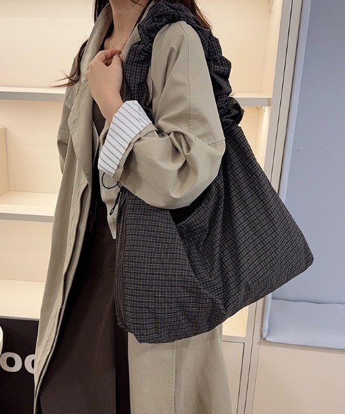 SHEPP(シープ)の「【大容量・A4サイズ対応可】ぽこぽこワッフルビッグギャザーショルダートート(ショルダーバッグ・レディース・グレー/ブラック/ブラウン・F)」の16枚目の写真