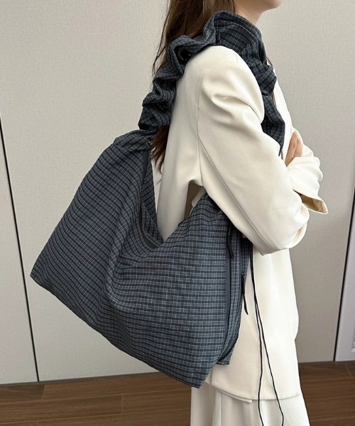 SHEPP(シープ)の「【大容量・A4サイズ対応可】ぽこぽこワッフルビッグギャザーショルダートート(ショルダーバッグ・レディース・グレー/ブラック/ブラウン・F)」の8枚目の写真