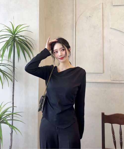 MICANE(ミケーネ)の「メリーシャーリングスリットTシャツ(Tシャツ/カットソー・レディース・ブラック/アイボリー/チャコール・SMALL/MEDIUM/LARGE/X-LARGE)」の4枚目の写真