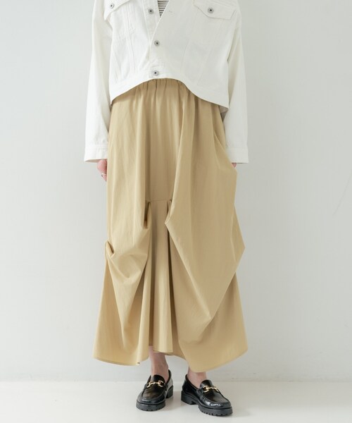 GALLEST(ギャレスト)の「ランダムタックスカート(スカート・レディース・ベージュ/オフホワイト・38)」の2枚目の写真