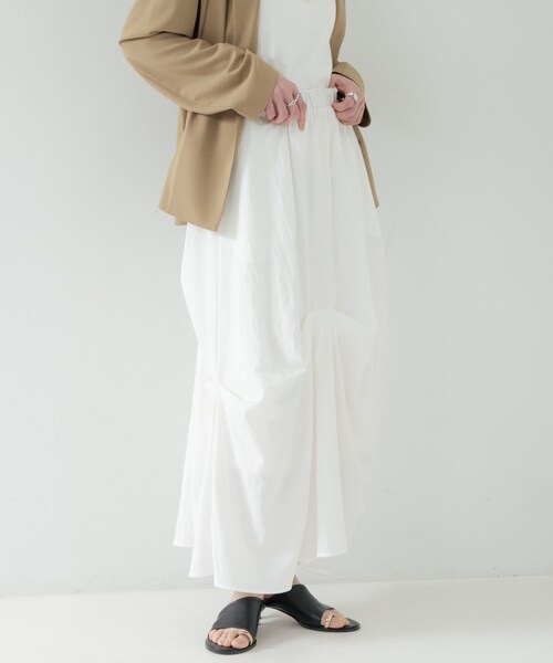 GALLEST(ギャレスト)の「ランダムタックスカート(スカート・レディース・ベージュ/オフホワイト・38)」の1枚目の写真