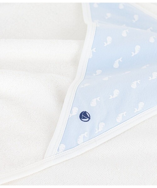 PETIT BATEAU（プチバトー）の「クジラプリントアフガン（おくるみ・キッズ・ライトブルー・ONE SIZE）」の2枚目の写真