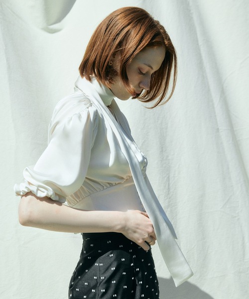 EIMY ISTOIRE(エイミーイストワール)の「EIMY MARIEE SATIN BLOUSE(シャツ/ブラウス・レディース・オフホワイト/ブラック・F)」の4枚目の写真