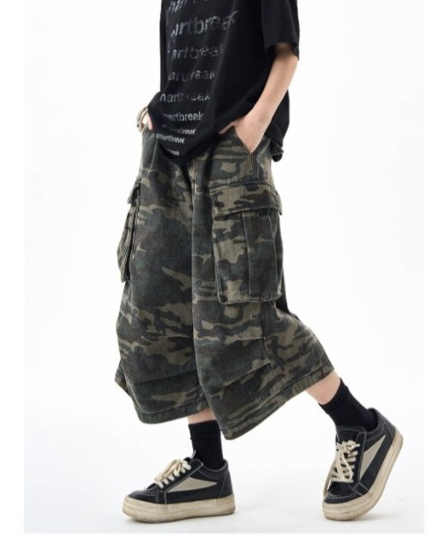 Vini(ヴィニ)の「韓国ストリート 迷彩ワイドカーゴハーフパンツ(デニムパンツ・レディース・グリーン・MEDIUM)」の2枚目の写真