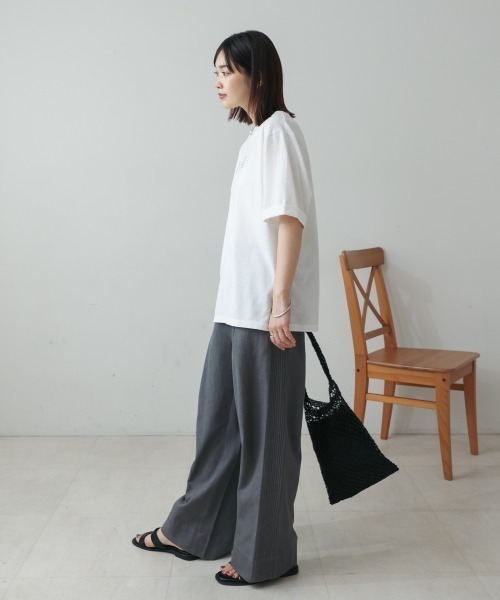 Bou Jeloud(ブージュルード)の「箔ストーンロゴTシャツ(Tシャツ/カットソー・レディース・チャコールグレー/オフホワイト/グレイッシュベージュ・FREE)」の11枚目の写真