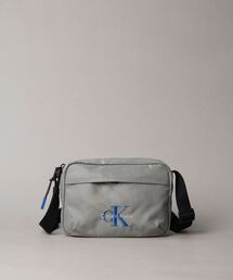 Calvin Klein（カルバン・クライン）の「クロスボディバッグ - モノグラムカメラバッグ（ショルダーバッグ）」