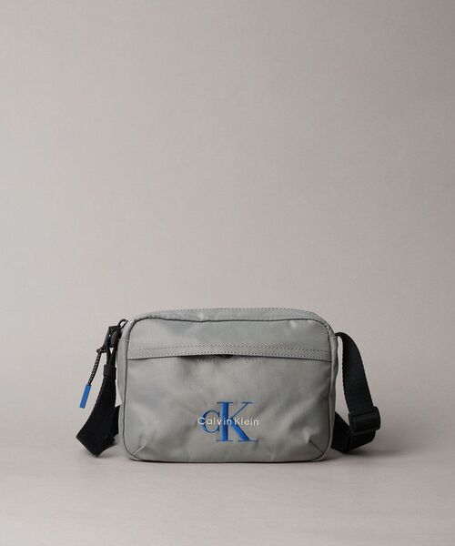 Calvin Klein(カルバン・クライン)の「クロスボディバッグ - モノグラムカメラバッグ(ショルダーバッグ・メンズ・ブラック/グレー・FREE)」の2枚目の写真
