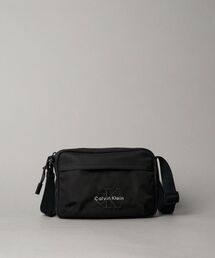 Calvin Klein（カルバン・クライン）の「クロスボディバッグ - モノグラムカメラバッグ（ショルダーバッグ）」