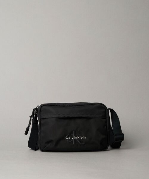Calvin Klein(カルバン・クライン)の「クロスボディバッグ - モノグラムカメラバッグ(ショルダーバッグ・メンズ・ブラック/グレー・FREE)」の1枚目の写真