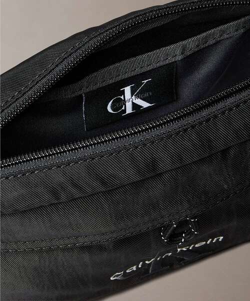 Calvin Klein(カルバン・クライン)の「クロスボディバッグ - モノグラムカメラバッグ(ショルダーバッグ・メンズ・ブラック/グレー・FREE)」の3枚目の写真