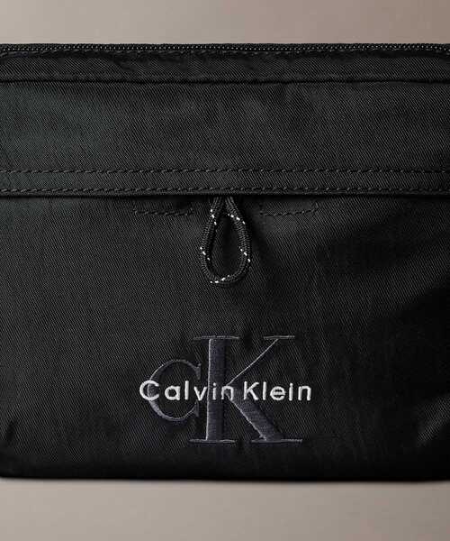 Calvin Klein(カルバン・クライン)の「クロスボディバッグ - モノグラムカメラバッグ(ショルダーバッグ・メンズ・ブラック/グレー・FREE)」の4枚目の写真