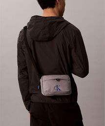 Calvin Klein（カルバン・クライン）の「クロスボディバッグ - モノグラムカメラバッグ（ショルダーバッグ）」