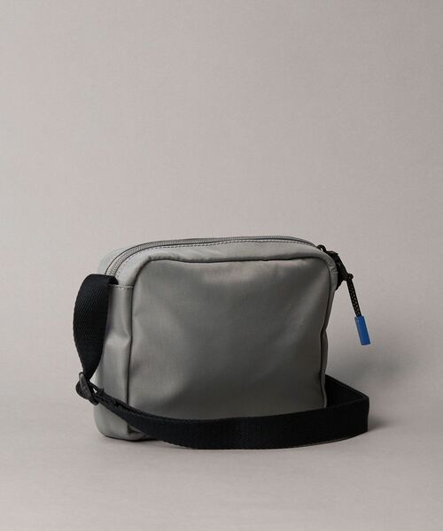 Calvin Klein(カルバン・クライン)の「クロスボディバッグ - モノグラムカメラバッグ(ショルダーバッグ・メンズ・ブラック/グレー・FREE)」の8枚目の写真