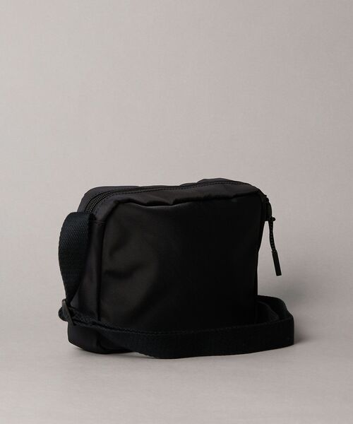Calvin Klein(カルバン・クライン)の「クロスボディバッグ - モノグラムカメラバッグ(ショルダーバッグ・メンズ・ブラック/グレー・FREE)」の9枚目の写真