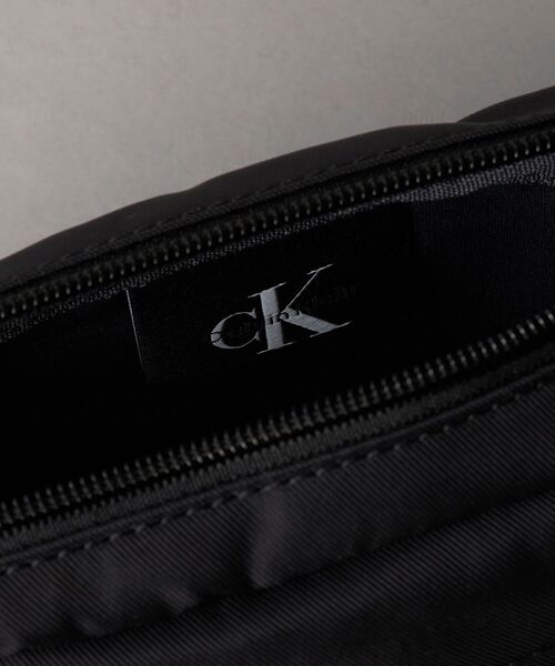 Calvin Klein(カルバン・クライン)の「クロスボディバッグ - モノグラムカメラバッグ(ショルダーバッグ・メンズ・ブラック/グレー・FREE)」の10枚目の写真
