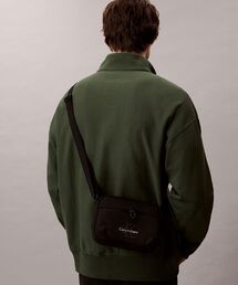 Calvin Klein（カルバン・クライン）の「クロスボディバッグ - モノグラムカメラバッグ（ショルダーバッグ）」