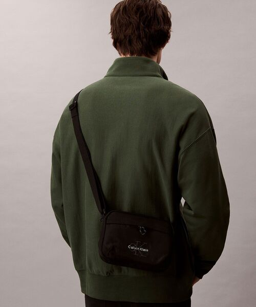Calvin Klein(カルバン・クライン)の「クロスボディバッグ - モノグラムカメラバッグ(ショルダーバッグ・メンズ・ブラック/グレー・FREE)」の11枚目の写真