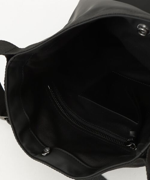 Vivienne Westwood MAN（ヴィヴィアンウエストウッドマン）の「COATED FABRIC SMALL CROSSBODY（ショルダーバッグ・メンズ・ブラック・FREE）」の4枚目の写真